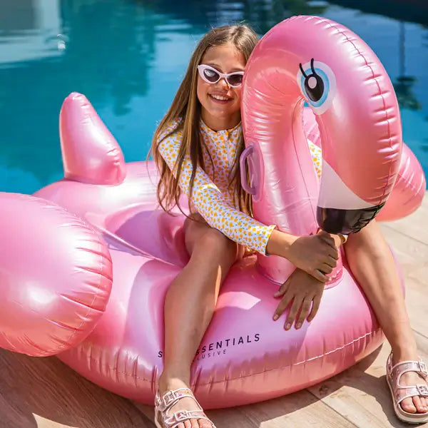 opblaas flamingo rose goud swim essentials meisje waterspeelgoed ride on xl sfeerfoto meisje met luchtmatras flamingo