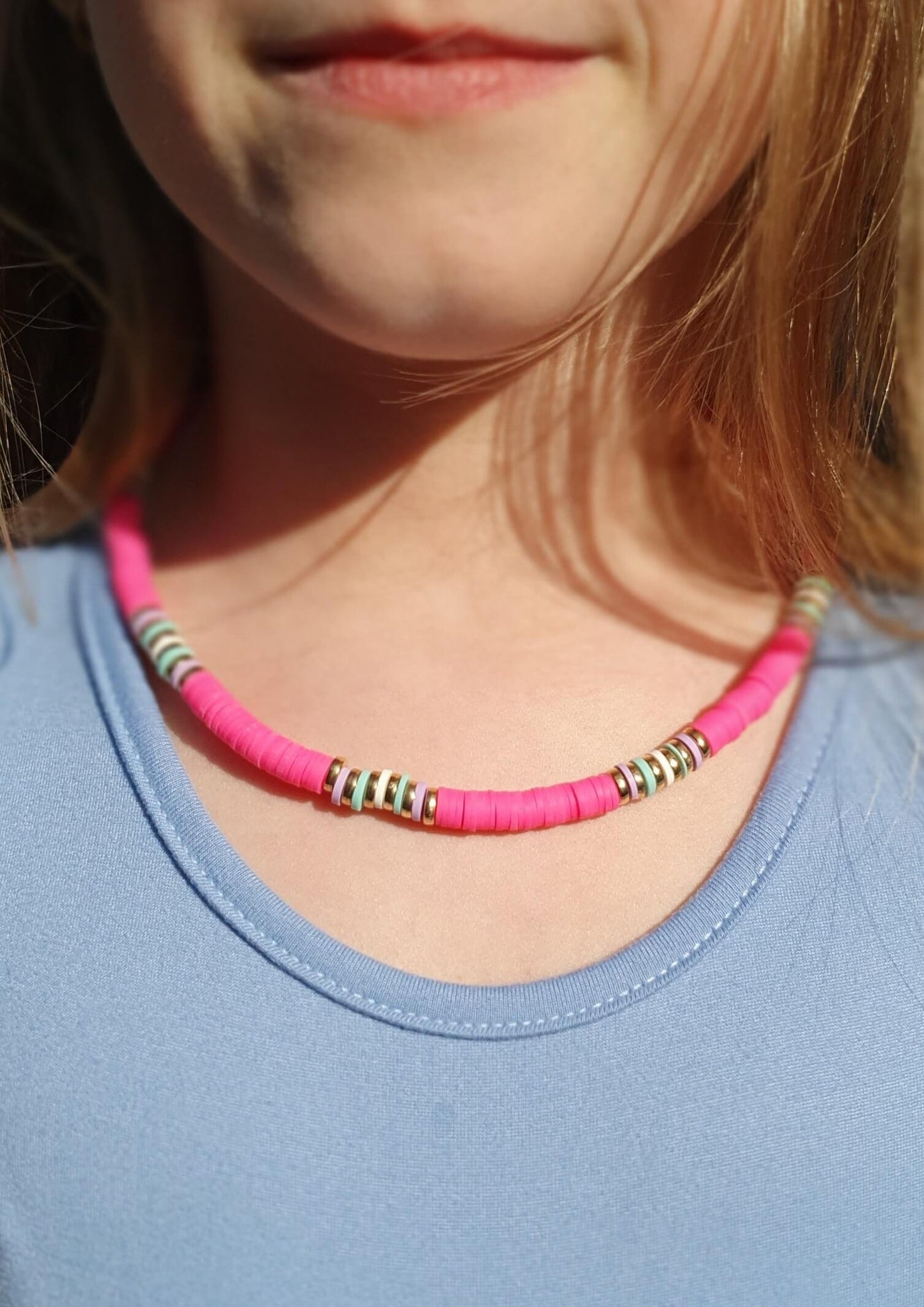 surfketting neon ketting flou roze ketting tieners jonge meiden meisjes zomer sfeerfoto