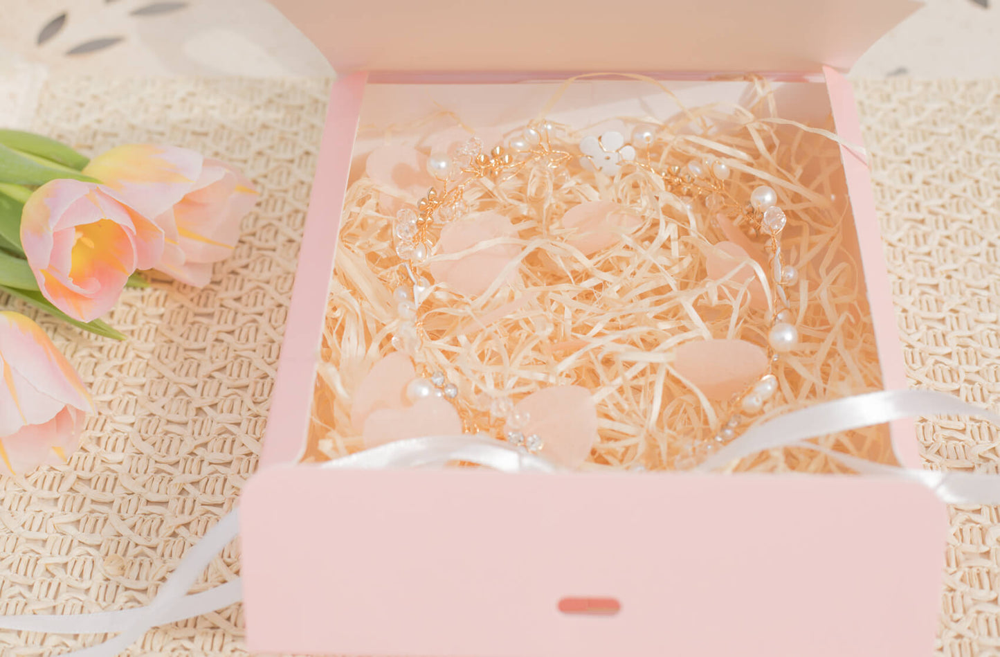 geschenkverpakking diadeem communie haarband meisje parels bloemen wit goud cadeau doosje