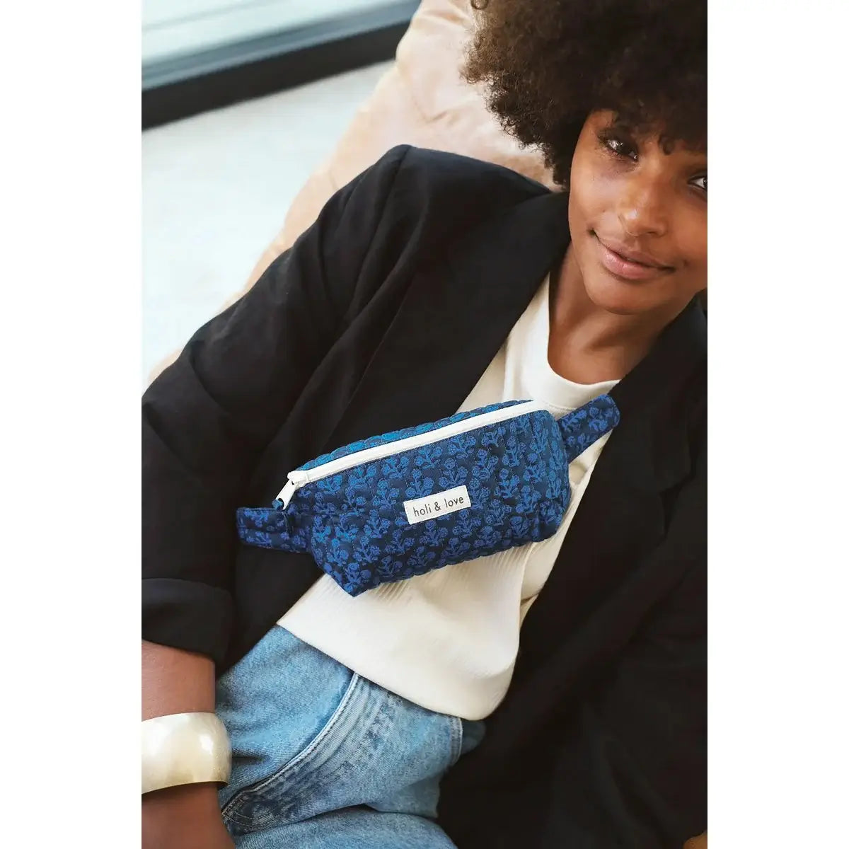 heuptasje meisje holi&love marine blauw bloem bio katoen sfeerfoto gedragen door tiener