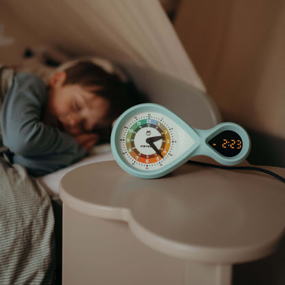 wekker kind groeit mee verwisselbare wijzerplaat kidywolf kidyalarm mint groen cyaan digitale en analoge klok ik leer de klok alarmklok kind kinderwekker enfant belgische merk kidywolf cadeau kind jongen meisje communie lentefeest verjaardag kerst nieuwjaar zijaanzicht