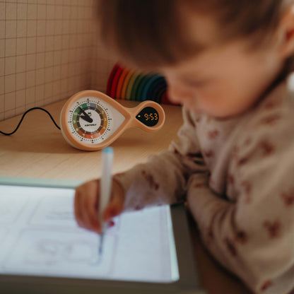 kinderwekker kidyalarm kidywolf bronze roze cadeau kind jongen meisje pedagogische wekker klok sfeerfoto