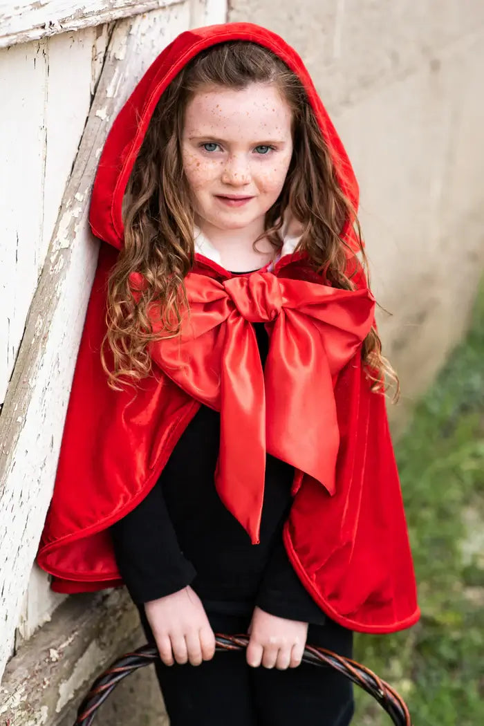 cape roodkapje fluweel satijn grote strik rood verkleedkledij meisje carnaval bos great pretenders aan foto