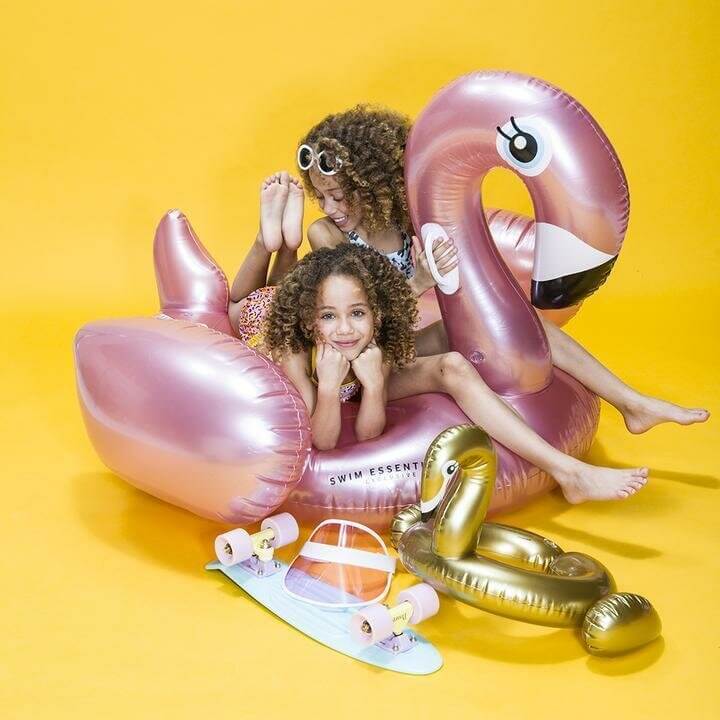 opblaas flamingo swim essentials rosé goud bootje handvaten ride on zwembad speelgoed sfeerfoto meisjes met luchtbed flamingo