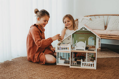 small foot duurzaam poppenhuis hout sfeerfoto meisjes spelen  met poppenhuis