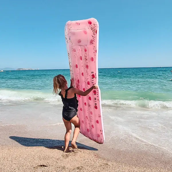 luchtbed watermatras luchtmatras water meisje roze stippen swim essentials sfeerfoto meisje aan zee met luchtbed