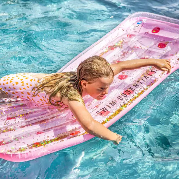 luchtmatras luchtbed meisje kinderen tieners roze goud swim essentials opblaasartikelen zwembad sfeerfoto meisje drijft op luchtmatras