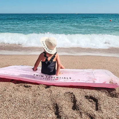 luchtbed meisje roze gouden glitter pink dots luchtmatras swim essentials sfeerfoto meisje aan het strand