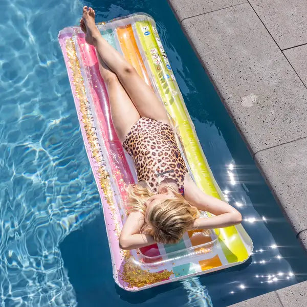 luchtmatras water swim essentials regenboog gouden glitter luchtbed meisjes zwembadspeelgoed opblaas artikelen zomer sfeerfoto meisje in zwembad