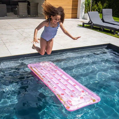 luchtbed meisje zwembad roze glitter hoofdkussen opblaasbaar zwembadspeelgoed sfeerfoto meisje in zwembad met luchtbed