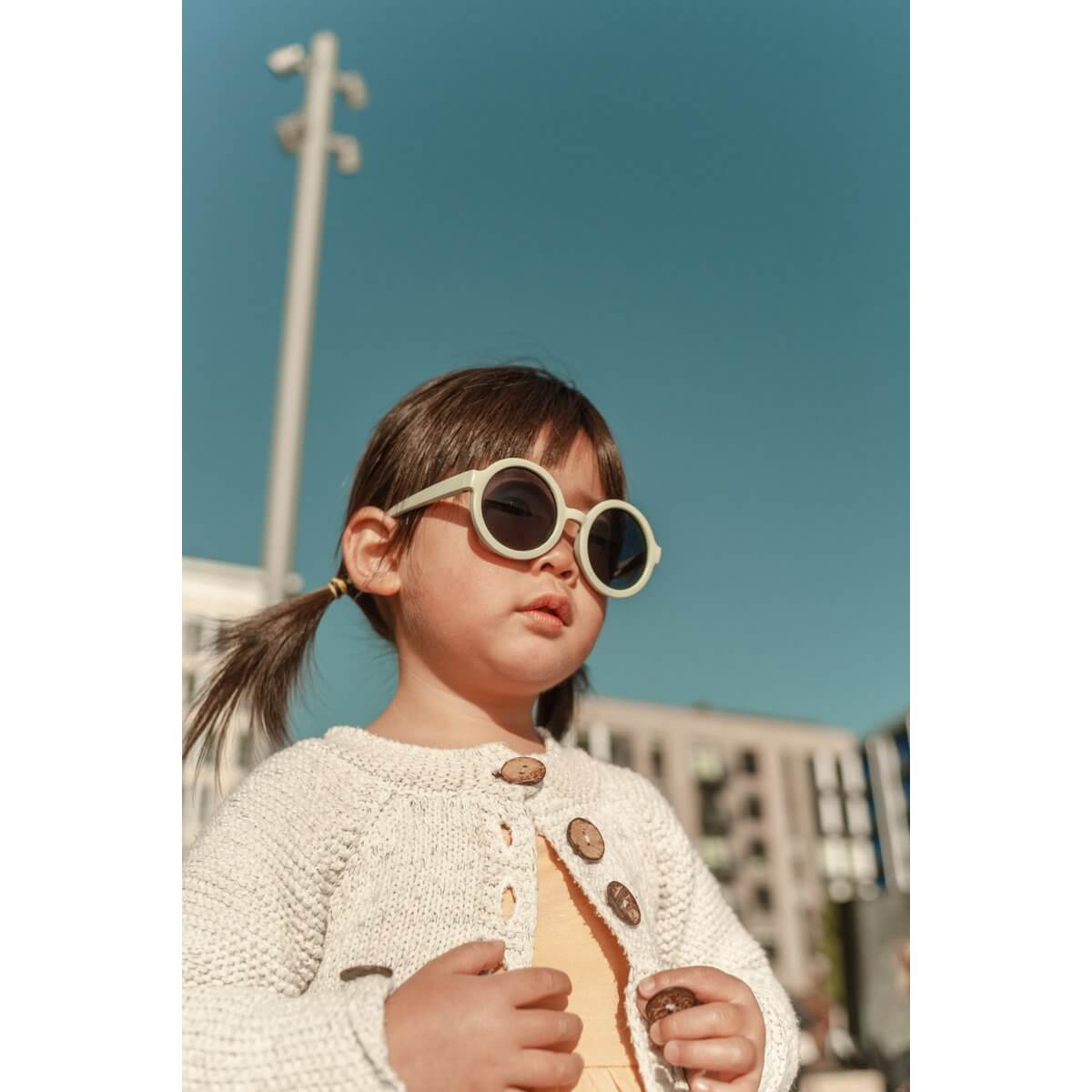 zonnebril meisje rond mitn flexibel real shades onbreekbare kinderzonnebril  sfeerfoto meisje met zonnebril