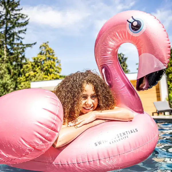 luchtbed water flamingo roze opblaas zwembad artikelen rosé goud sfeerfoto meisje in zwembad