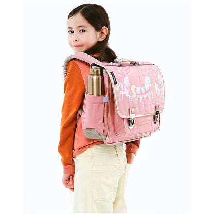 schooltas roze 1e leerjaar meisje carrousel paardenmolen caramel et cie sfeerfoto meisje met boekentas