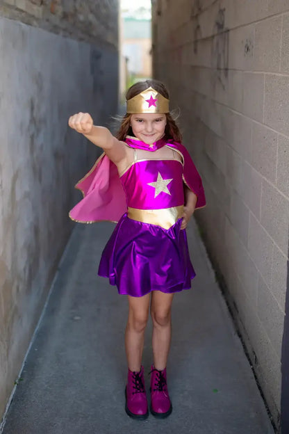 verkleedset superheld meisje superheldin cape superhero girl wonder woman great pretenders verkleedkledij kinderen carnaval feest sfeerfoto