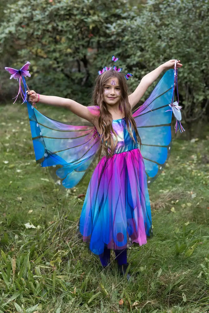 verkleedjurk carnaval meisje fee vlinder elfje vleugels blauw paars diadeem great pretenders feeenjurk verkleden kinderen sfeerfoto meisje met de jurk