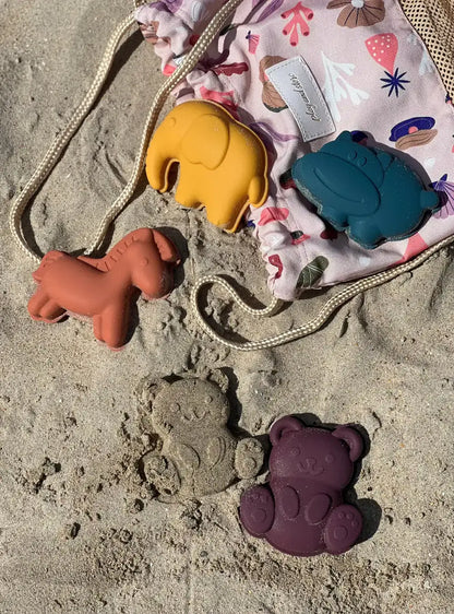 zandvormpjes zandkoekjes maken silicone flexibele strandvormpjes olifant beer nijlpaard paard in netje strandspeelgoed play and store bovenaanzicht