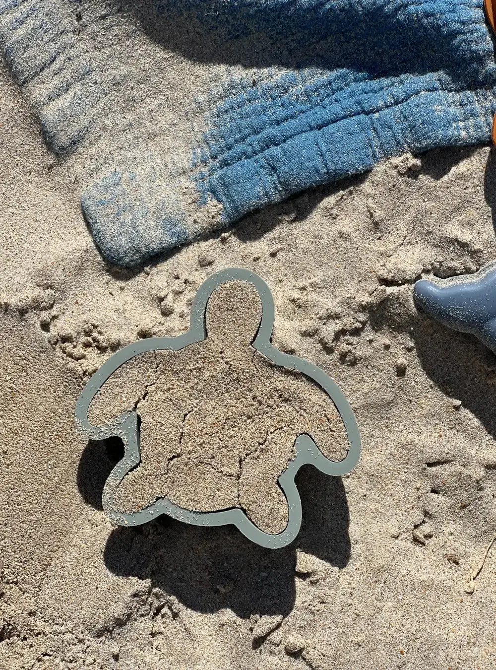 zandvormpjes zandkoekjes maken silicone flexibele strandvormpjes zeester dolfijn schildpad schelp in netje strandspeelgoed play and store achterzijde