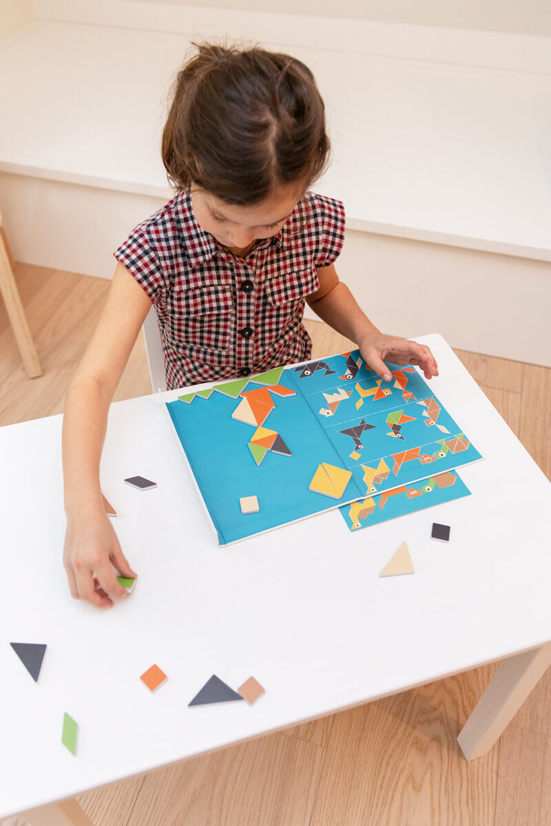 Magneetboek Edulogic Tangram Dieren - Scratch - sfeerfoto meisje speelt met tangram