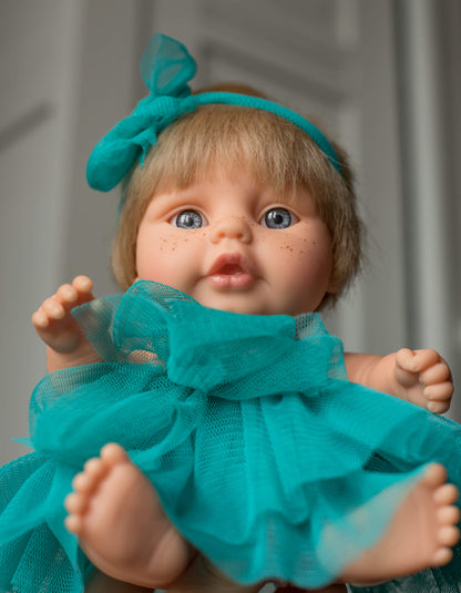 Klein popje kleedje Turquoise - Berjuan - vooraanzicht popje met jurk en haarband