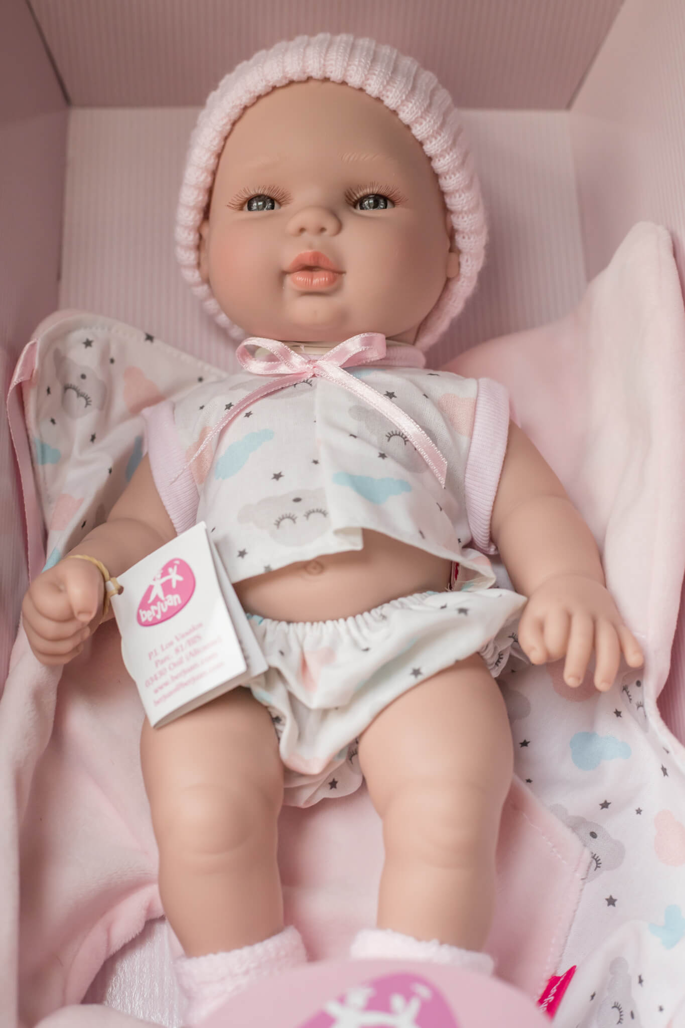 Berjuan - Babypop aangekleed met muts, topje, broek en kousjes - Speelpop voor meisjes 
