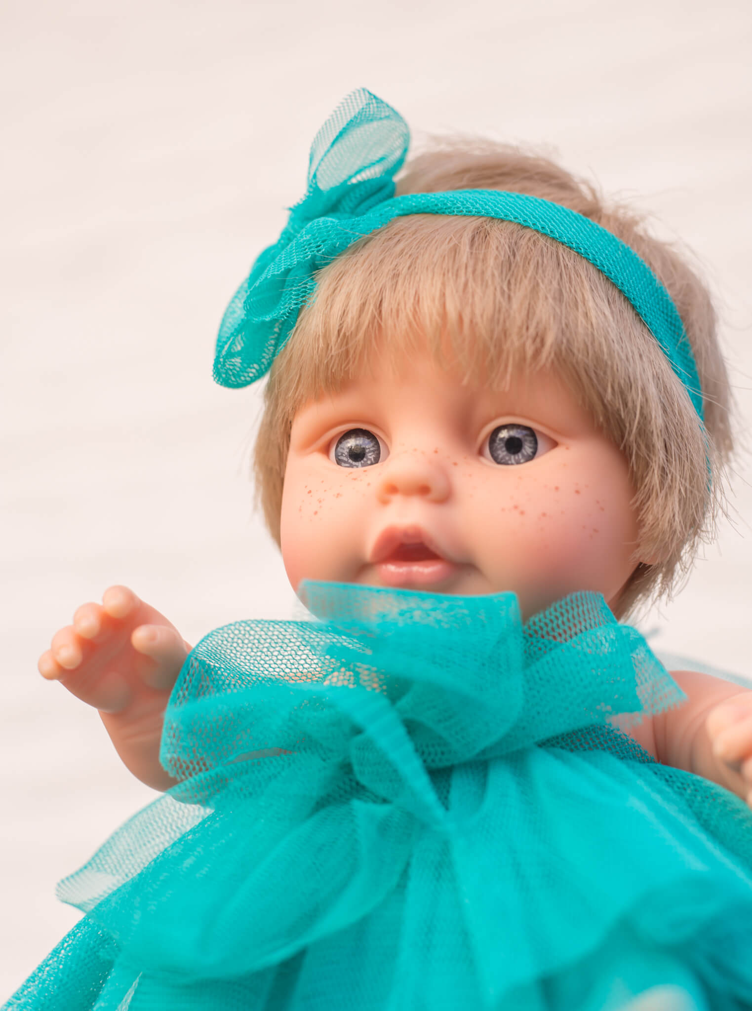 Popje klein met Feestjurk Turquoise - Berjuan - detail gezicht en jurkje pop