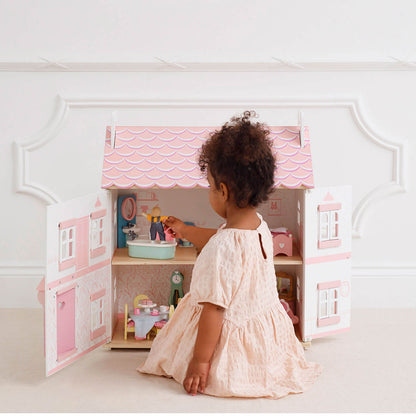 houten poppenhuis dat open kan luikjes wit roze Sophie's Doll House  Le Toy Van sfeerfoto meisje speelt met poppenhuis