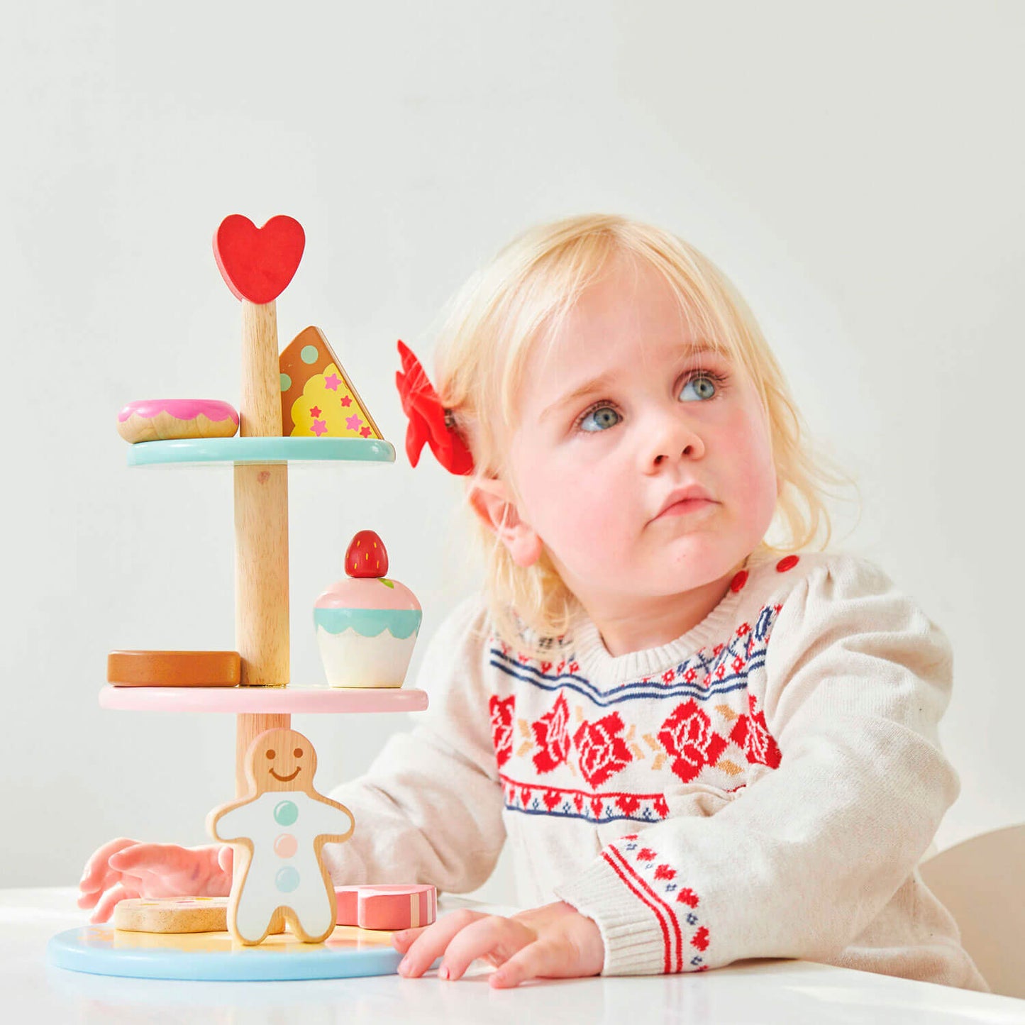 Kind aan het spelen met Houten étagère met donut, taartje, cupcake, koekenmannetje - Le Toy Van