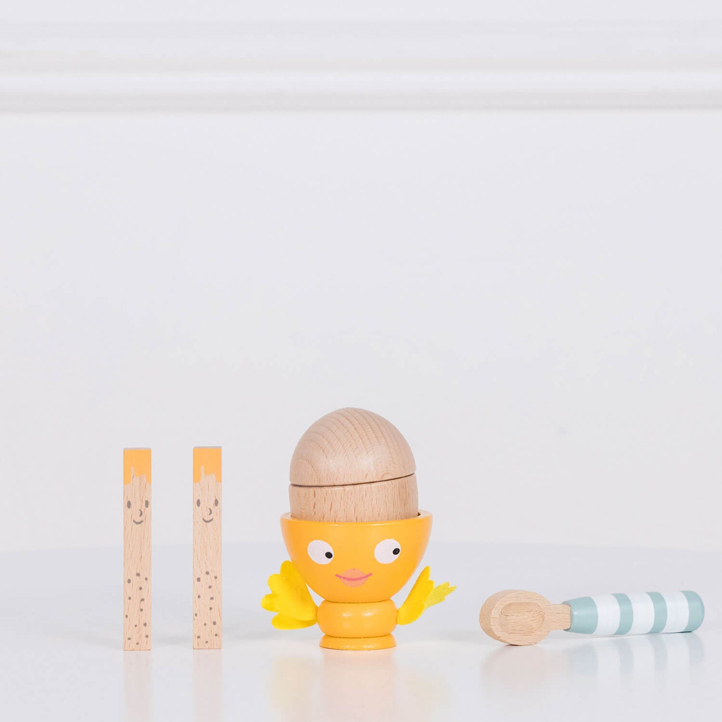 Houten eierdopje in vorm van kuikentje met lepeltje en  met houten eitje en met houten soldaatjes - Le Toy Van