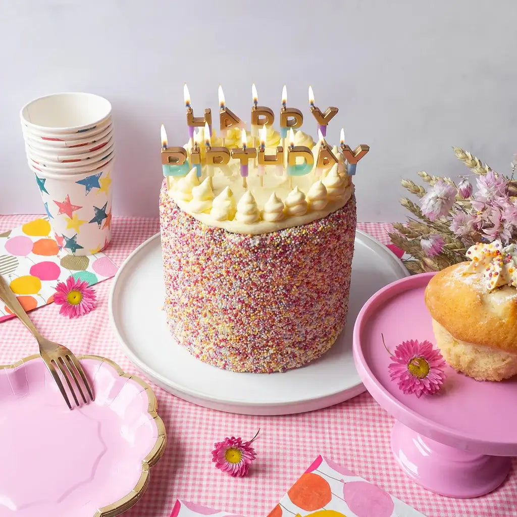 letterkaarsen gold dip dye verjaardagsfeest meisje sfeerfoto kaarsen op de taart