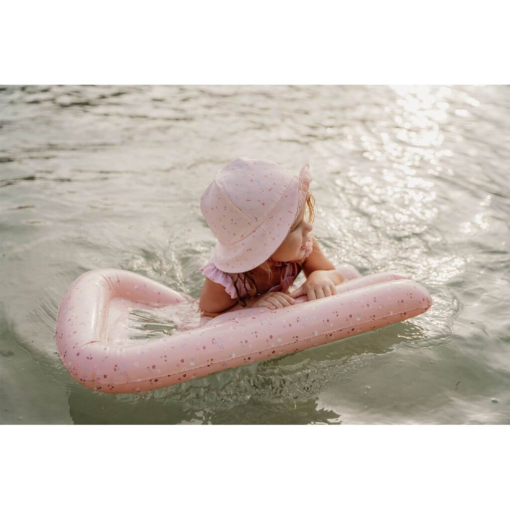 opblaasbaar luchtbed kind little dutch roze luchtmatras meisje  zwemartikelen kinderen sfeerfoto