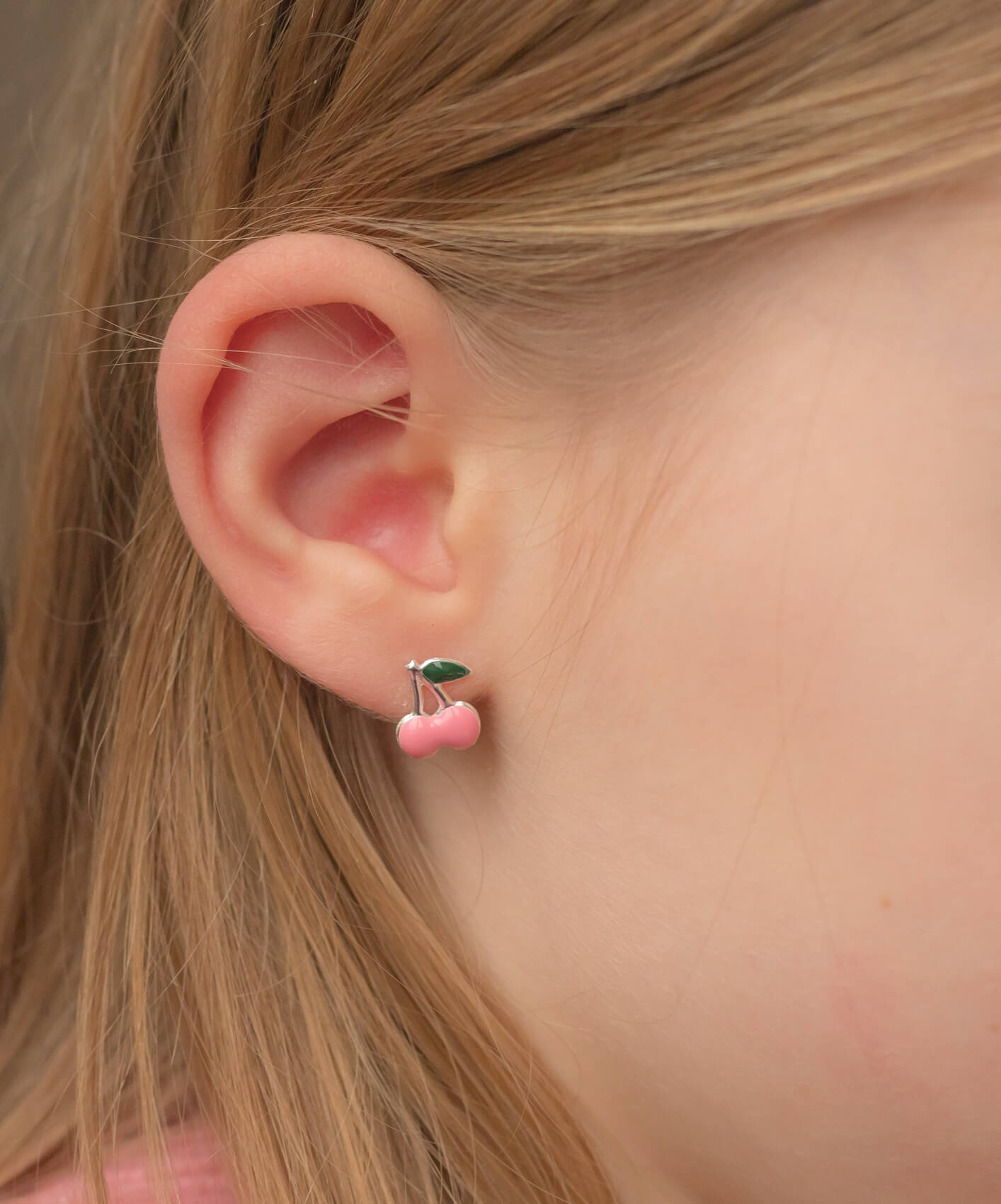 zilveren oorbellen kersjes aan foto meisje met kersen oorstekers
