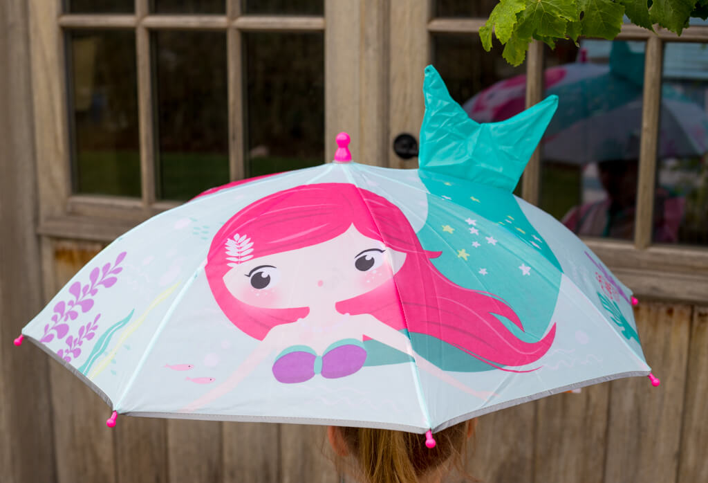 paraplu reflecterend zeemeermin 3d staart sfeerfoto kindje in de regen met paraplu