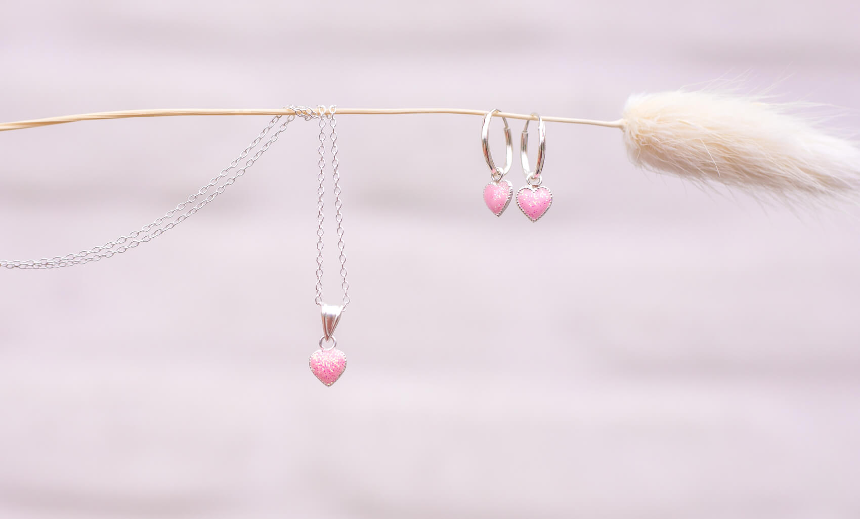 setje juwelen communie zilver zilveren ketting en oorbellen roze hartje sfeerfoto