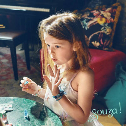 souza kindernagellak voor meisjes water based sfeerfoto meisje lakt nagels